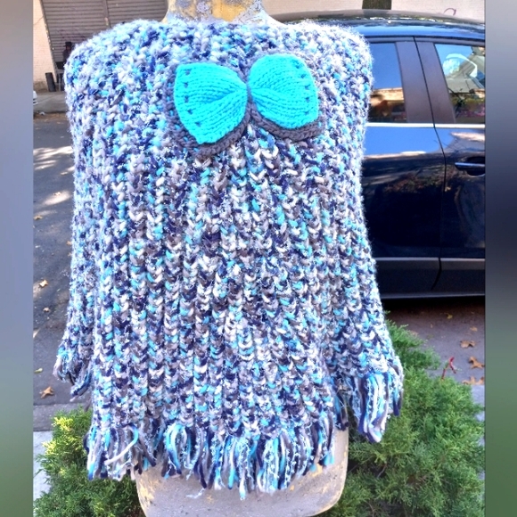 Shawl Cape w/Bow & Fringe💙🤍 - Picture 1 of 4